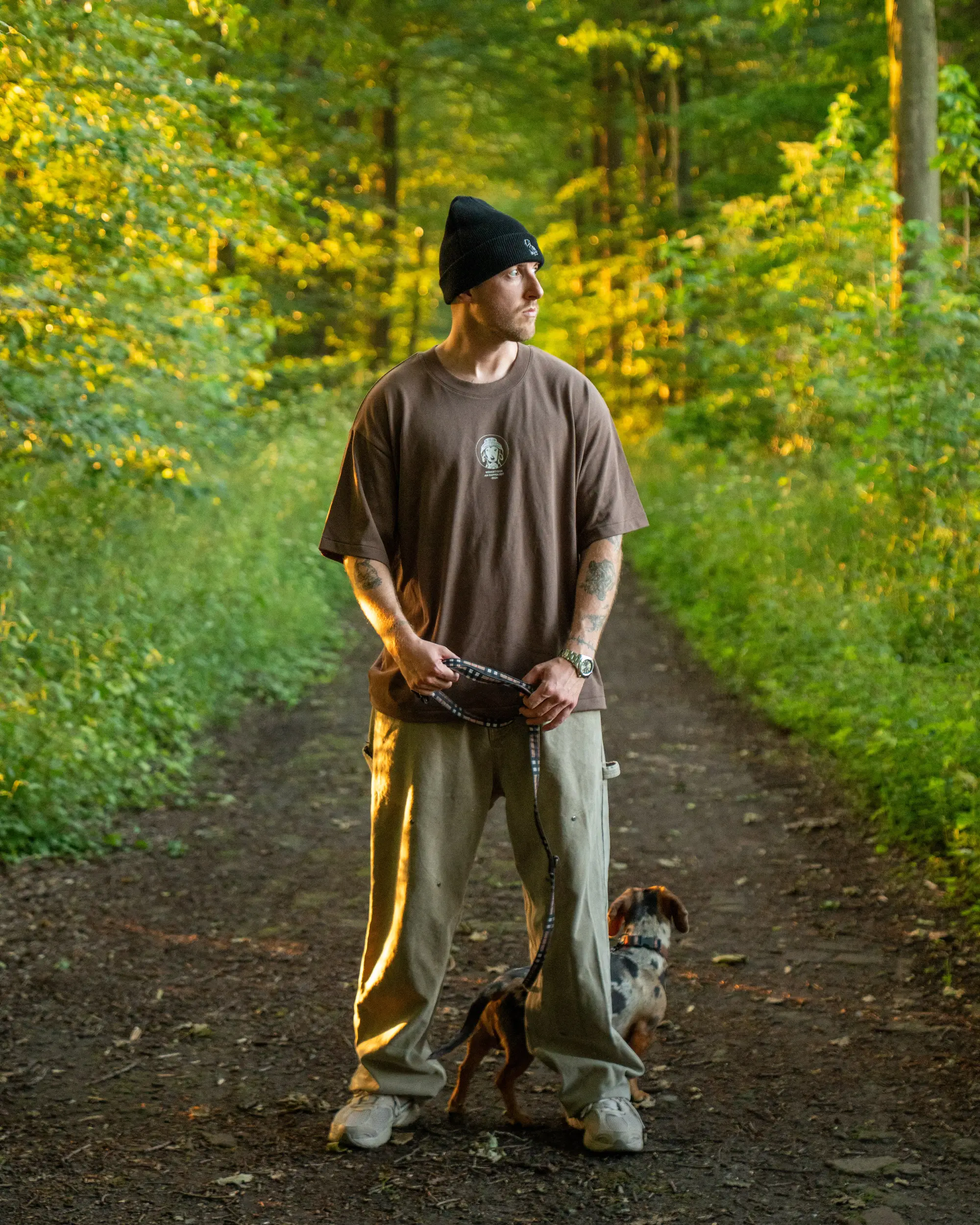 WienerTyson-Modelshot-Unisex-Shirt-mocha-mitTyson