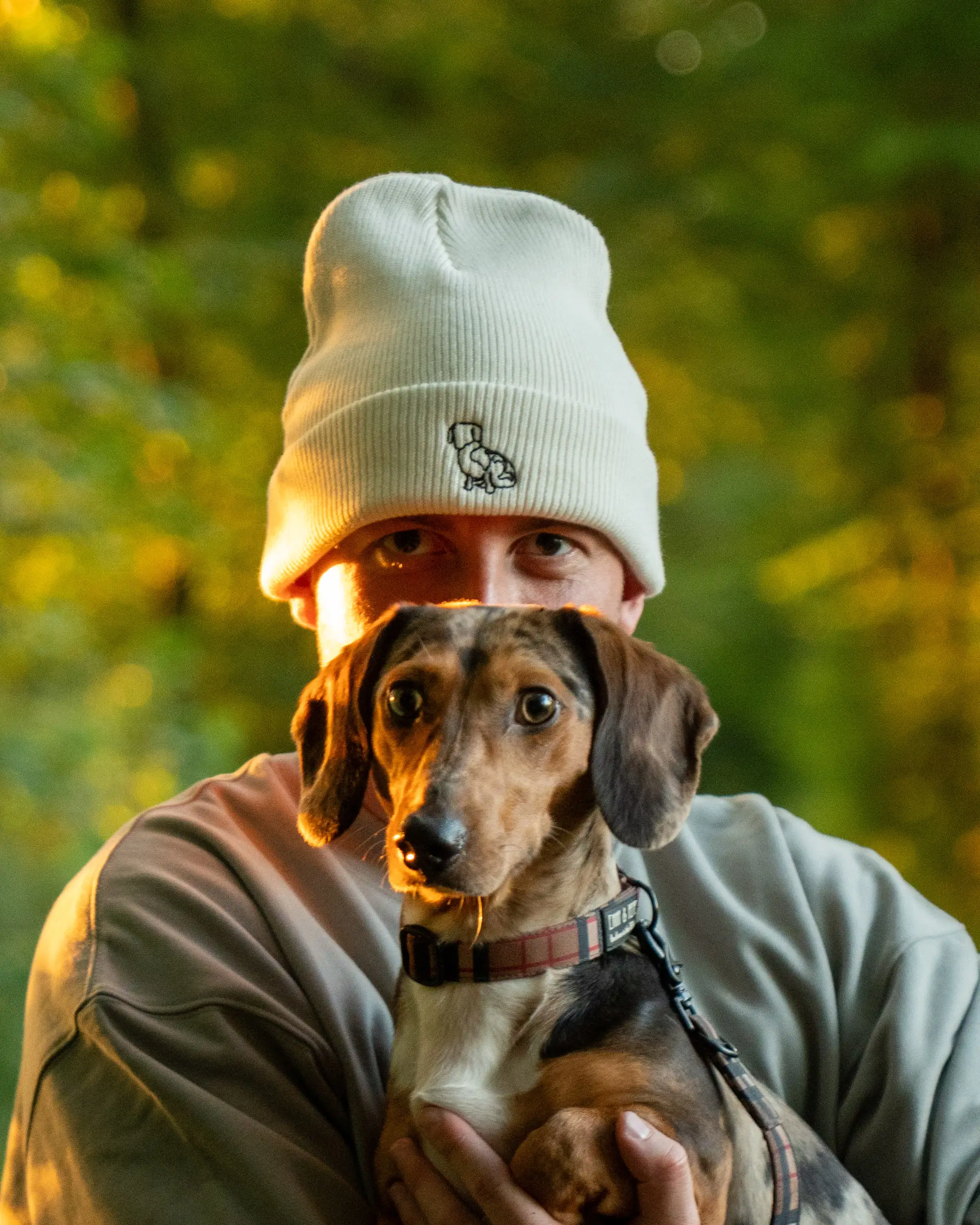 WienerTyson-Modelshot-Unisex-beanie-white-mitTyson